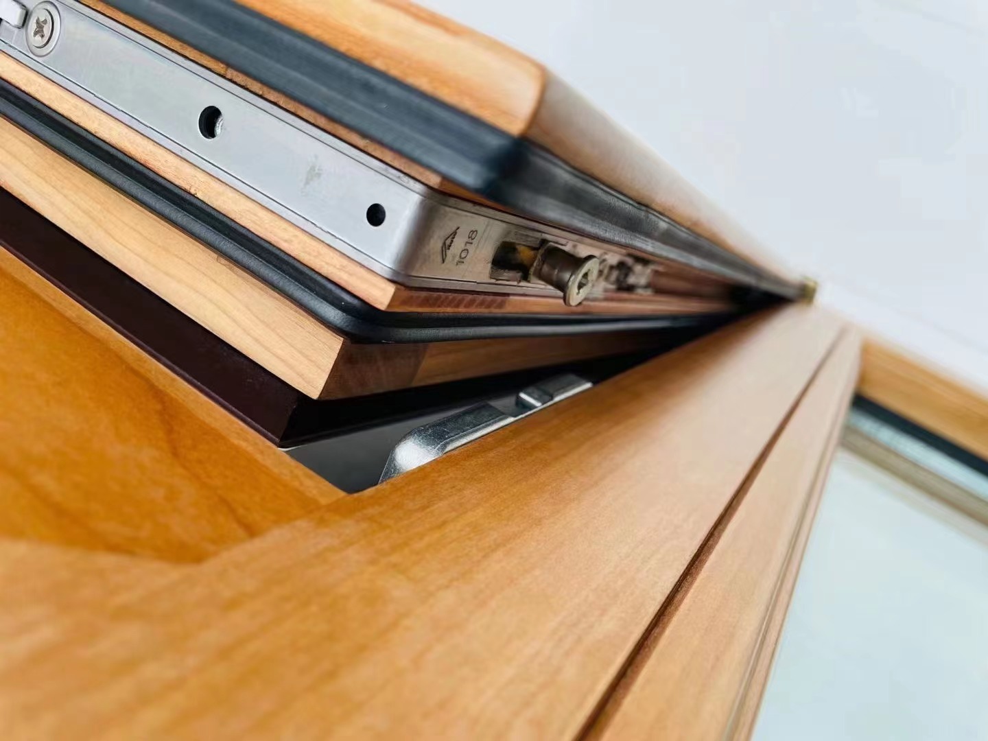 Tilt and Turn Window Joint